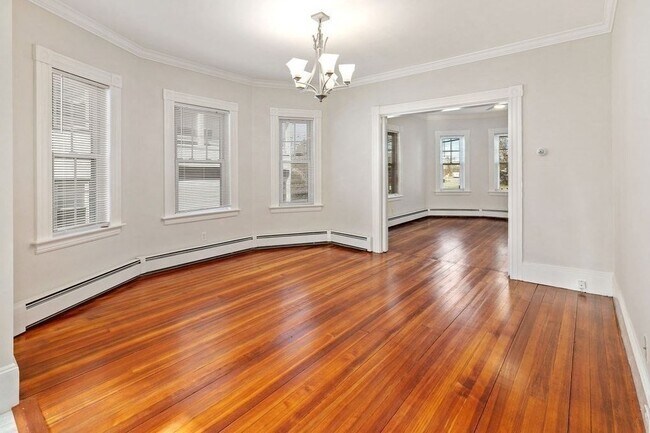 Building Photo - 283 Sutton St