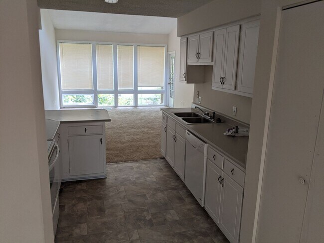 Building Photo - Belmont Trace Townhome-Available for Immed...