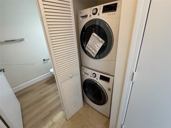 Building Photo - 601 NE 36th St