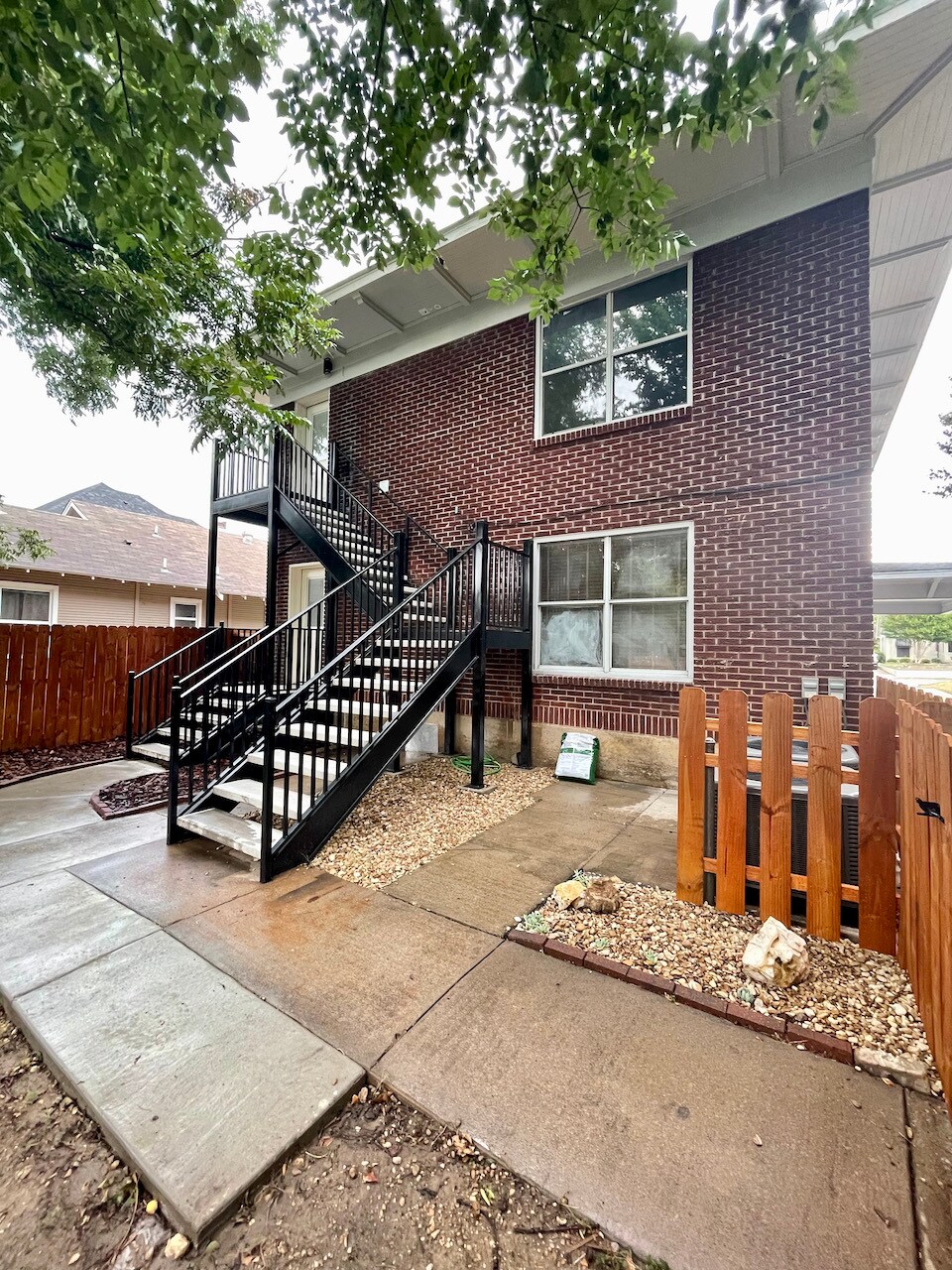 Building Photo - 2556 S University Dr