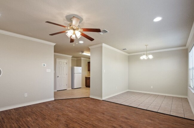 Building Photo - Spacious 3 bedroom 2.5 Bath Duplex in Gate...
