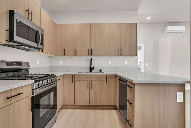 Building Photo - Newly remodeled 2 bed 1 bath with washer &...