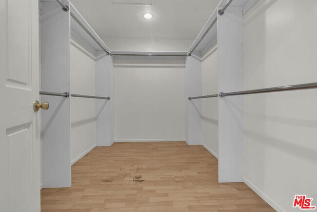 Building Photo - 9322 Lasaine Ave