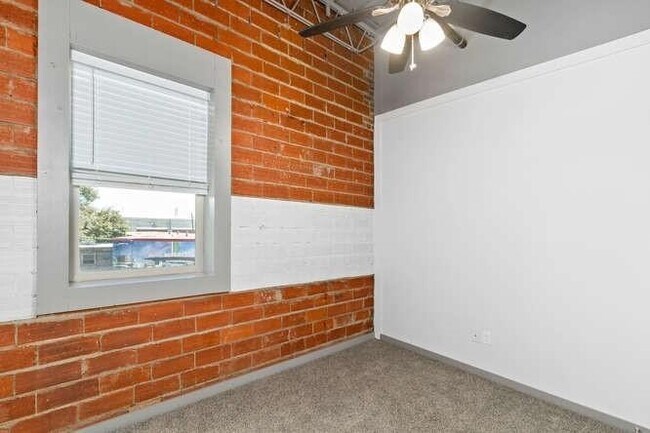 Building Photo - 612 W Texas Ave