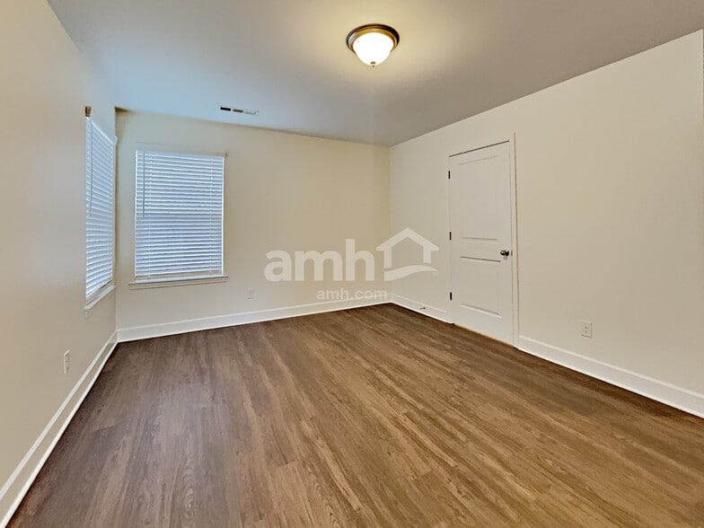 Building Photo - 6001 Trailwater Dr
