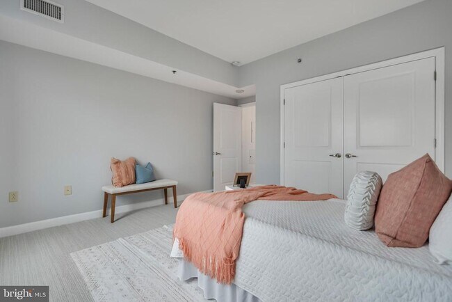 Building Photo - 5750 Bou Ave