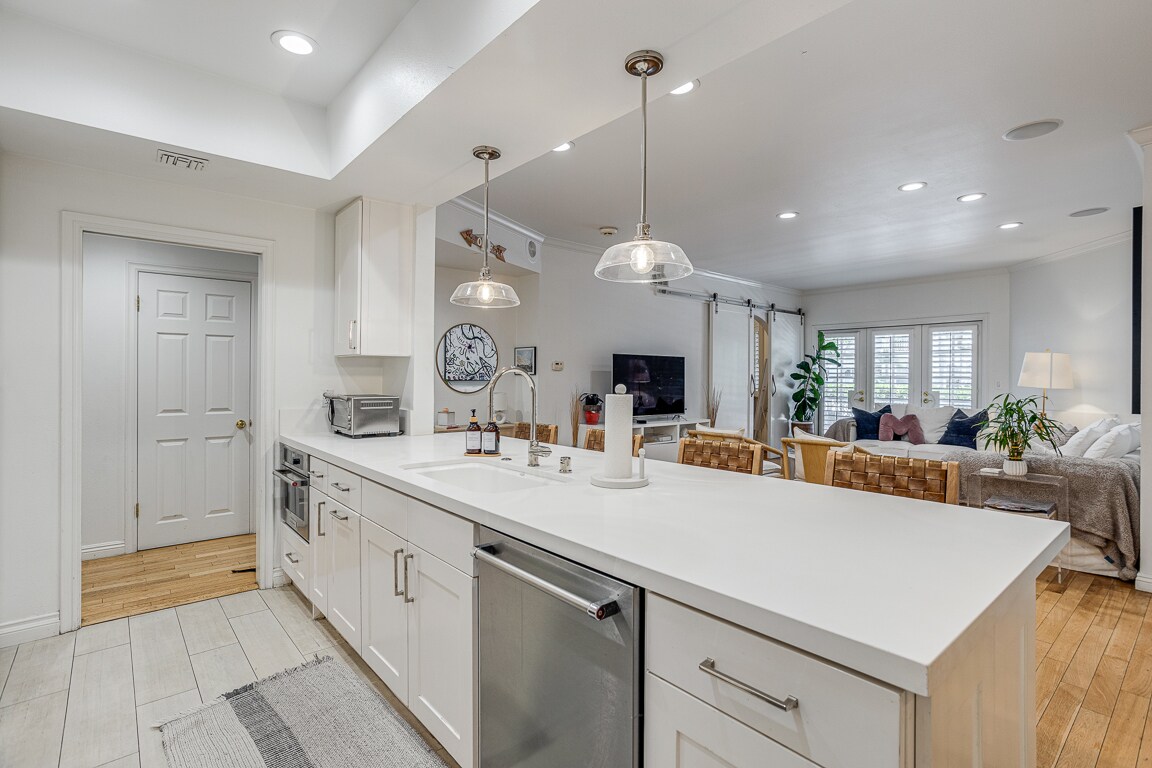 Building Photo - 4401 Moorpark Way