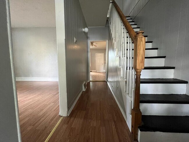 Building Photo - 415 E Broadway St