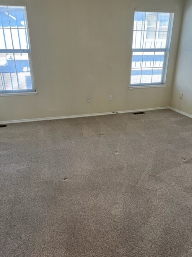 Building Photo - 3 Bedroom plus loft and Community Pool