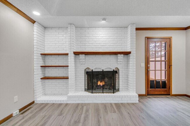 Building Photo - PRE-LEASING! 3 Bed / 2 Bath in south central Springfield