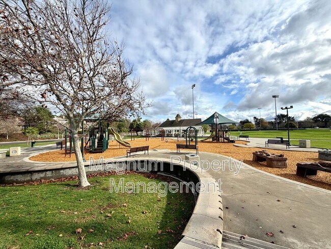 Building Photo - 28853 Sarasota Way