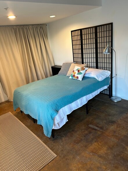 full bed - 2858 Waverly Dr