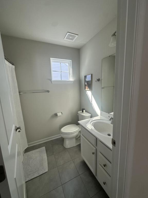 Building Photo - 724 Hezekiah Little Dr