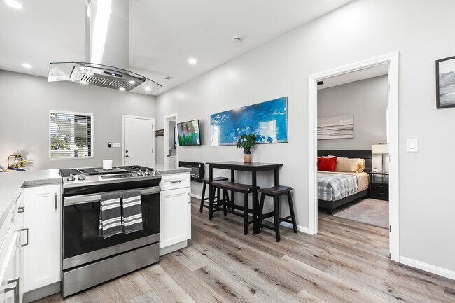 Building Photo - Newly furnished and remodeled 2 bed 2 bath!