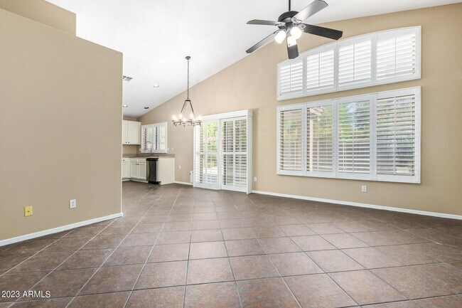 Building Photo - 295 W Goldfinch Way