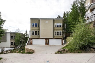 Building Photo - 692 Louis Dr