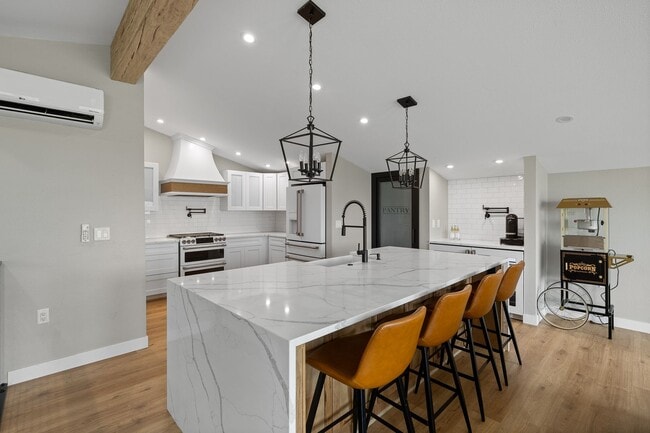 Building Photo - 4 BED | 2 BATH | BARNDOMINIUM | HOT SPRINGS | FURNISHED