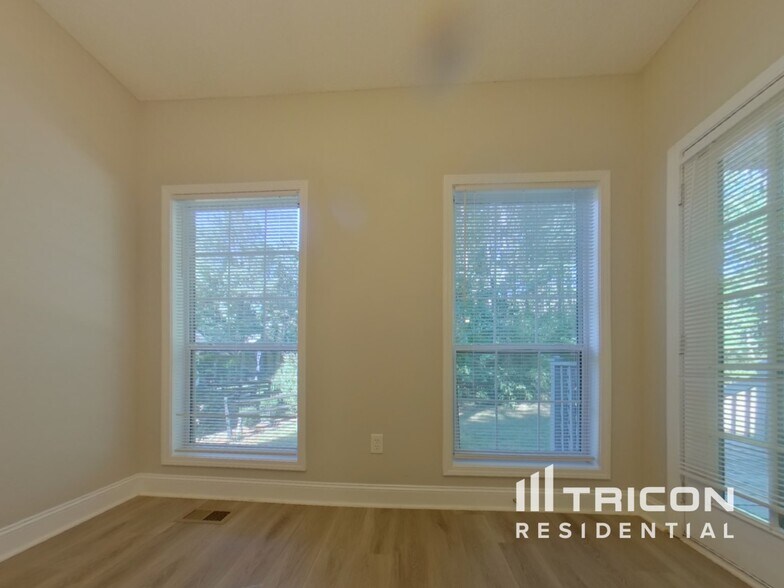 Building Photo - 23 Elmwood Pl NE