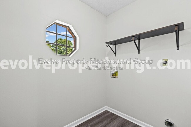 Building Photo - 8363 Creek Front Dr