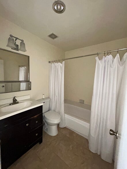 Bathroom 1 - 548 Short St