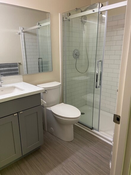 Bathroom 1 w/ 36in. vanity - 2733 Franklin Ave E