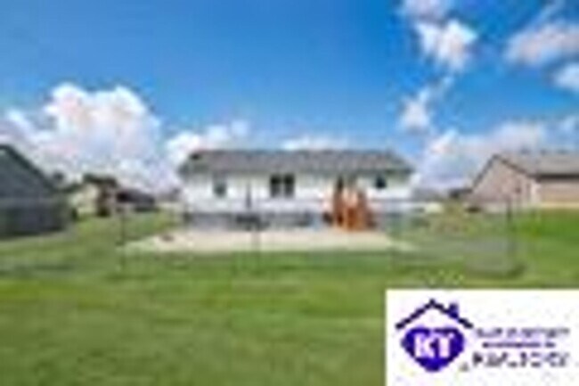 Building Photo - 520 University Dr