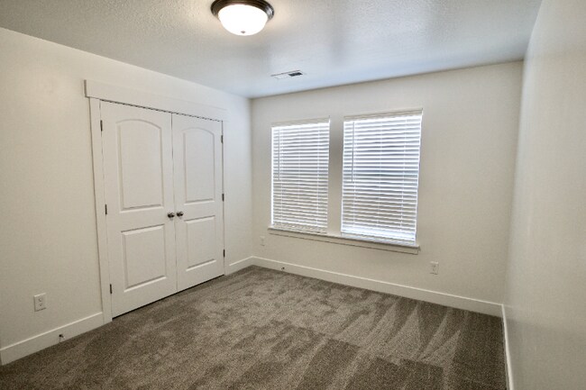Building Photo - 16082 S Truss Dr