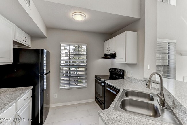 Building Photo - 13700 Richmond Park Dr N