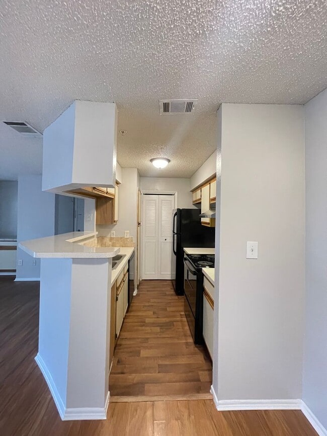 Building Photo - 2 Bed / 1 Bath Condo in Gated Comm. In Altamonte Springs. Available Now!