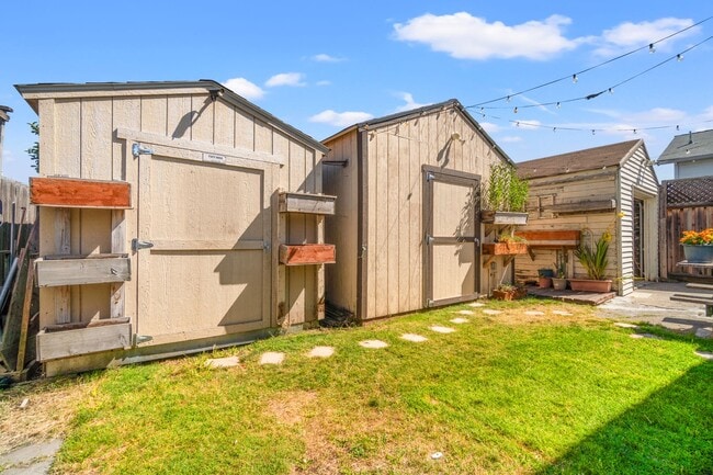 Building Photo - Charming Oakland Oasis with Detached Works...