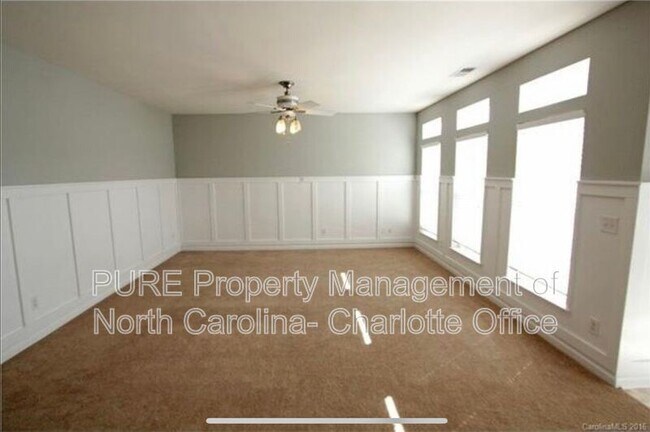 Building Photo - 6033 Queens Walk Ct