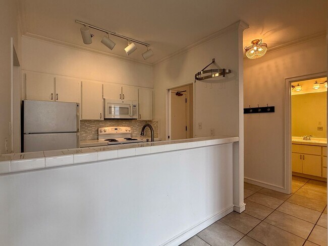 Building Photo - Top Floor Condo in Nob Hill