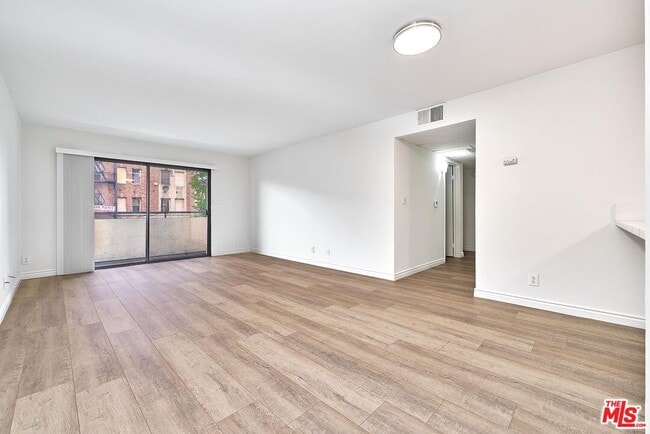 Building Photo - 326 S Manhattan Pl