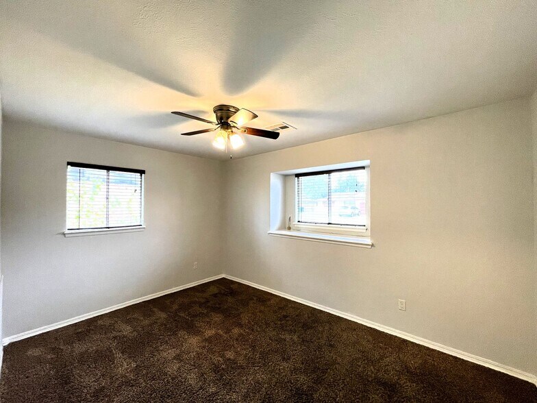 Building Photo - 7400 S Drexel Pl