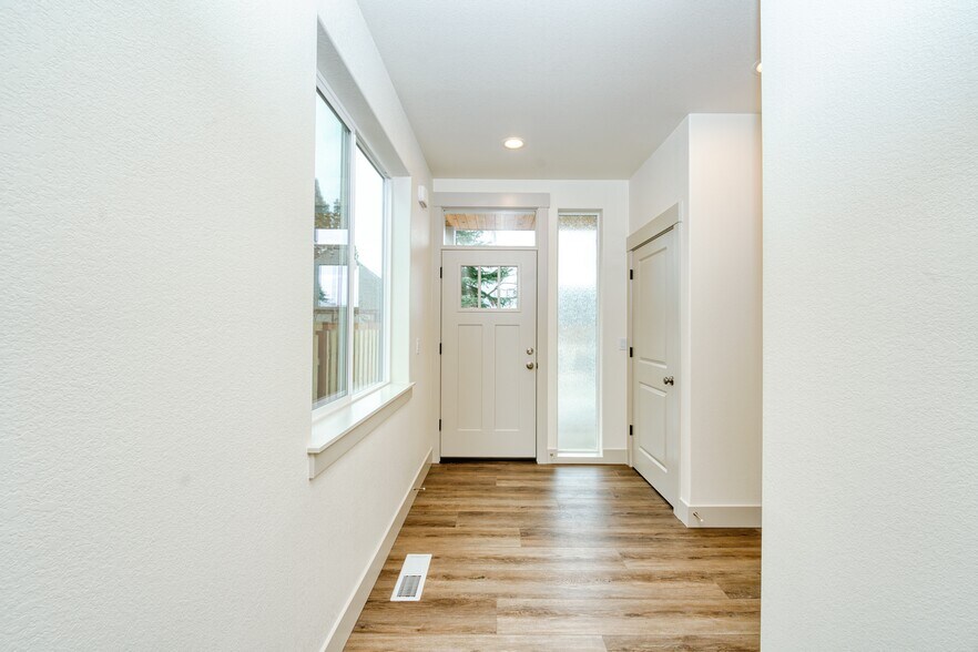 Building Photo - 1321 Oppek St NE