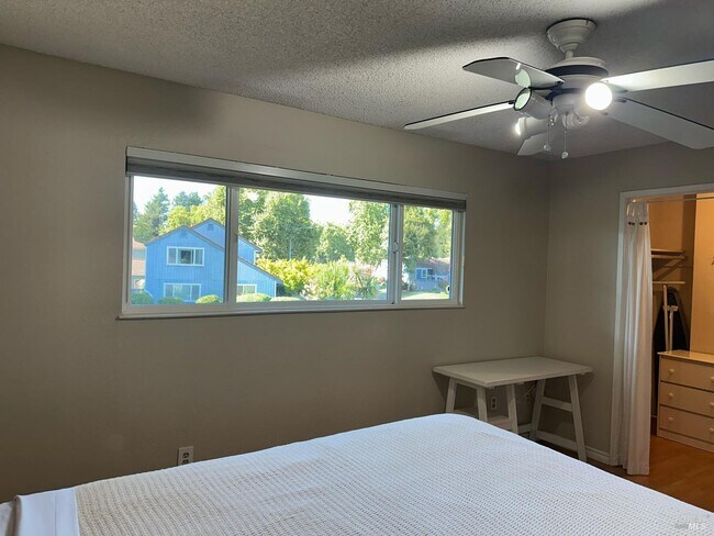 Building Photo - 5053 Country Club Dr
