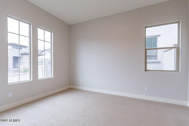 Building Photo - 21390 W Meadowbrook Ave