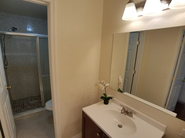 Building Photo - Beautiful Remodeled 1/1 Condo x Rent @ Winter Park in front of Full Sail.