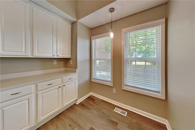 Building Photo - 6778 Oakhurst Ct