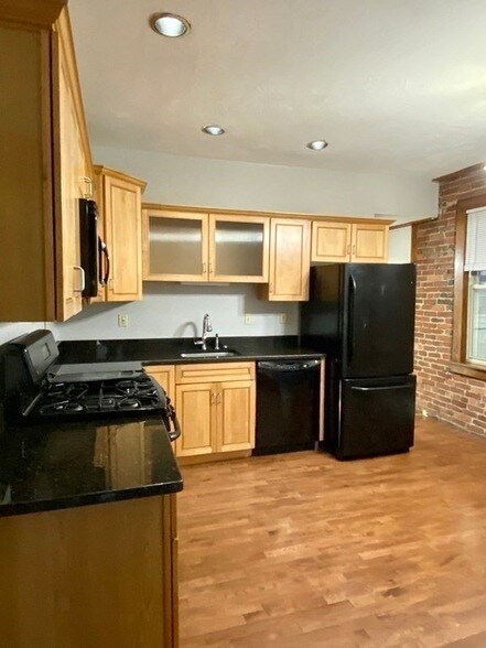 Building Photo - 156 Cottage St