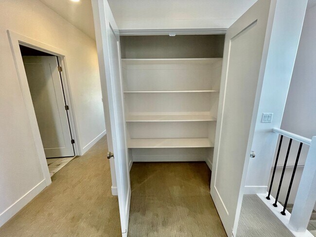 Building Photo - Beautiful Three Bedroom Townhome in Woodland Estates