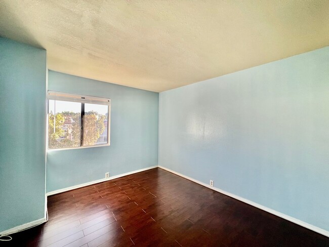 Building Photo - Beautiful 3B/2BA condo w/ Washer&Dryer loc...