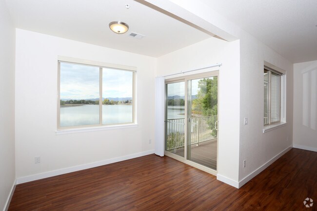 Sliding door to deck - Lake Lochwood Apartments