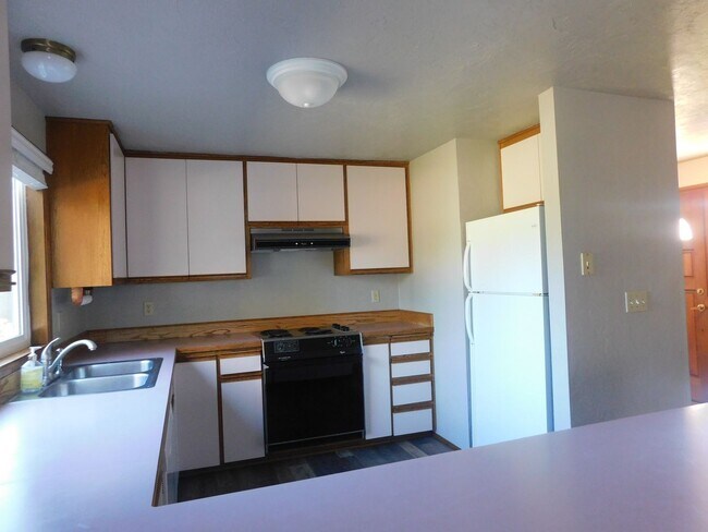 Building Photo - Beautiful 4 Bedroom, 2.5 Bathroom Home in ...
