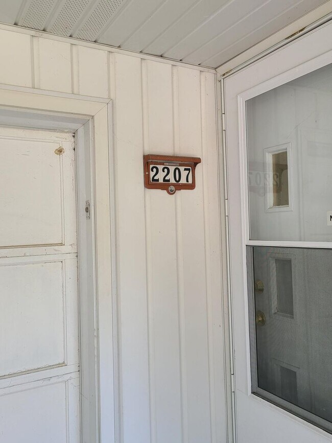 Building Photo - 2207 Pond St