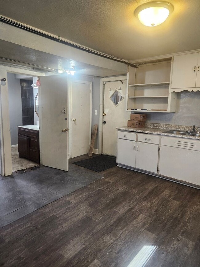 Building Photo - 2562 S 9th St