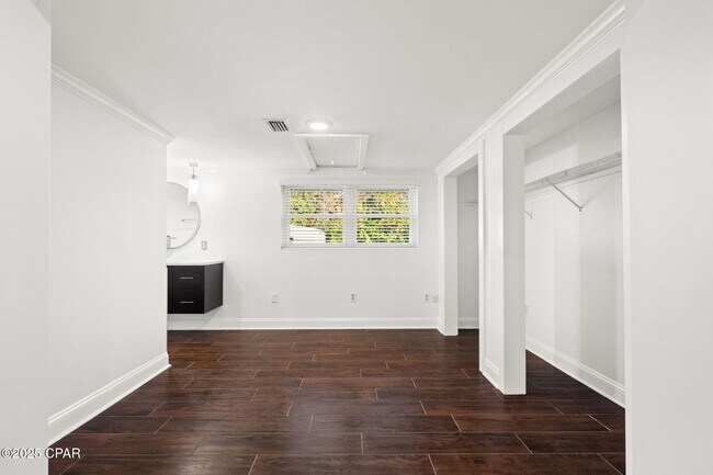 Building Photo - 1528 Oak Ave