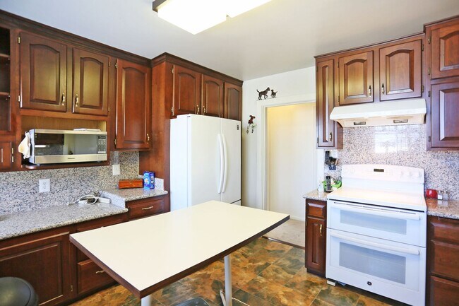 Building Photo - Two-story, 3BR/2.5BA Single family home including Lower-Level Suite with Bath & Kitchenette in Gl...