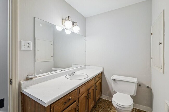 Building Photo - 2600 Lantern Ln