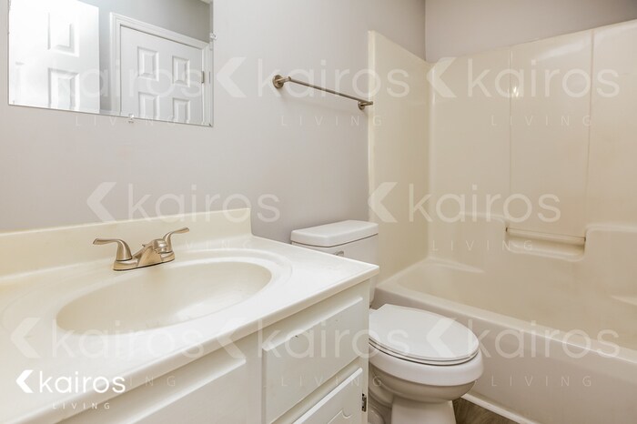 Building Photo - 385 Deer Park Dr